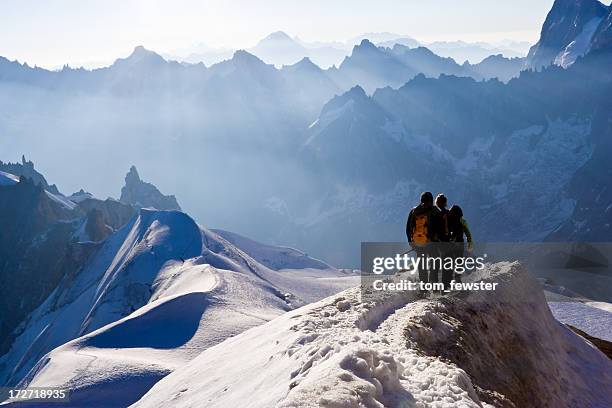 climbers on mountain ridge - chamonix 個照片及圖片檔