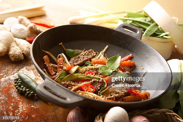 asian stills: stir fried beef and vegetables in wokpan - wok stockfoto's en -beelden
