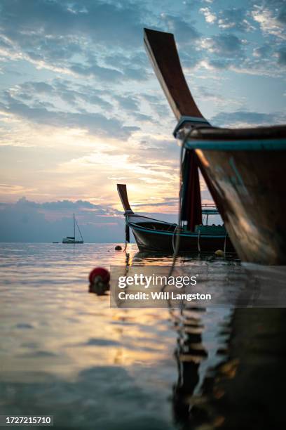les bateaux en thaïlande se prélassent dans la lueur du matin - province de surat thani photos et images de collection
