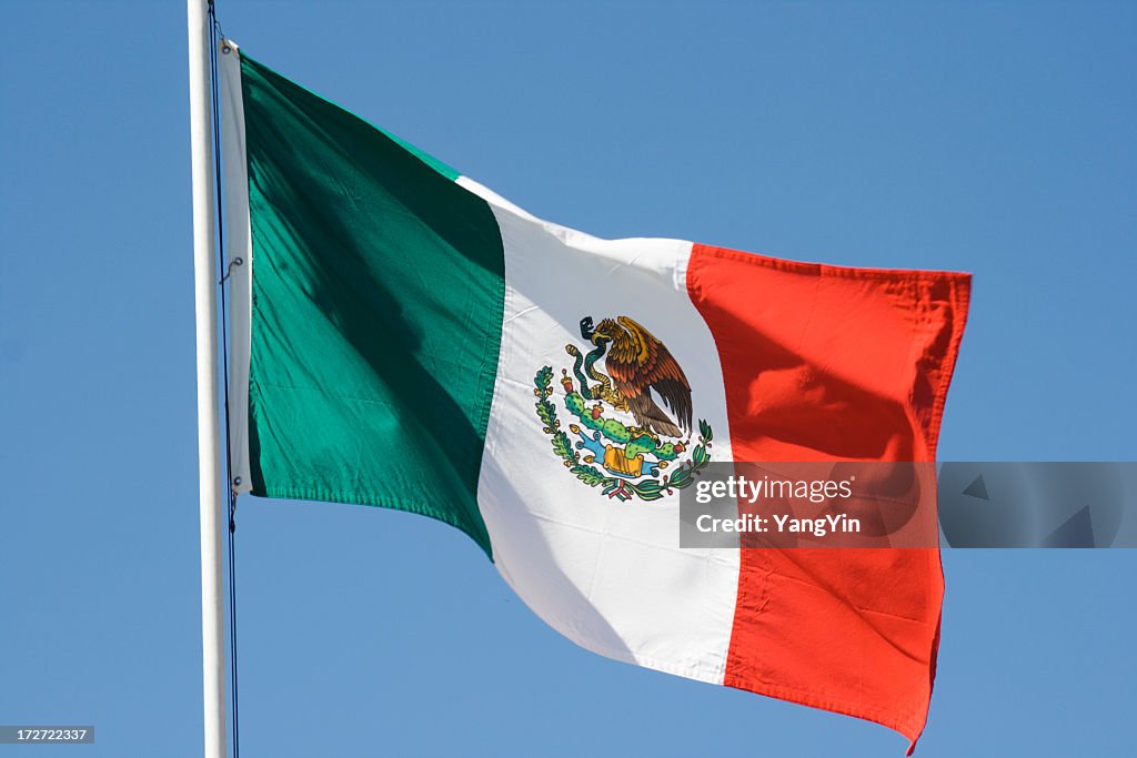 Bandera mexicana, National Banner de México agitando contra el cielo azul