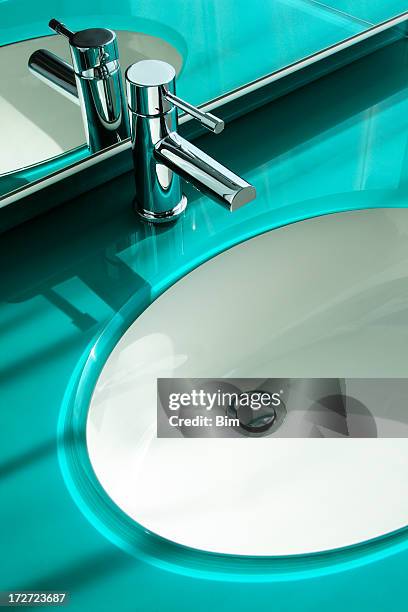 washbassin moderne, robinet, et miroir grossissant - lavabo photos et images de collection