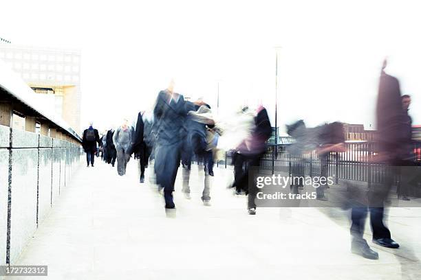 ぼやけた動き shot of business people walking on street に入ります。 - ハイキー 街 ストックフォトと画像