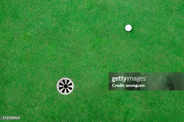 golf ball on the green - green de golf fotografías e imágenes de stock