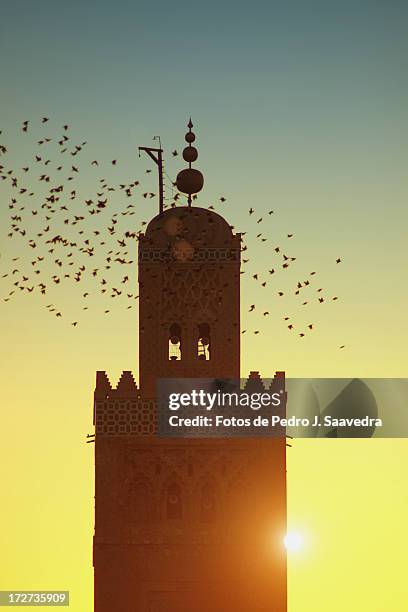 minarete de la mezquita kutubia - minarete stock-fotos und bilder