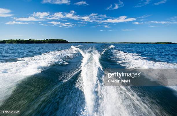 boot wake - kielwasser stock-fotos und bilder