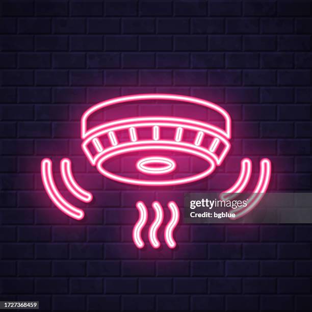 ilustraciones, imágenes clip art, dibujos animados e iconos de stock de detector de humo. icono de neón brillante sobre fondo de pared de ladrillo - smoke-detector-with-smoke