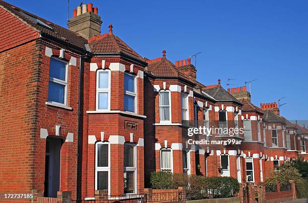 terraced houses - rijhuis stockfoto's en -beelden