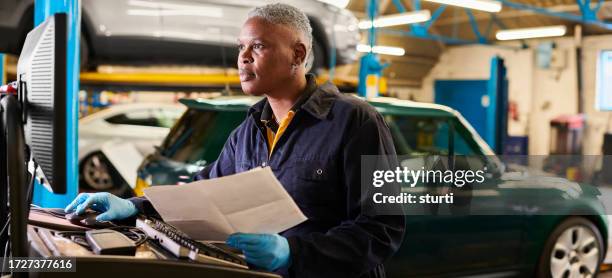 female garage owner using computer - accounting ledger stock pictures, royalty-free photos & images