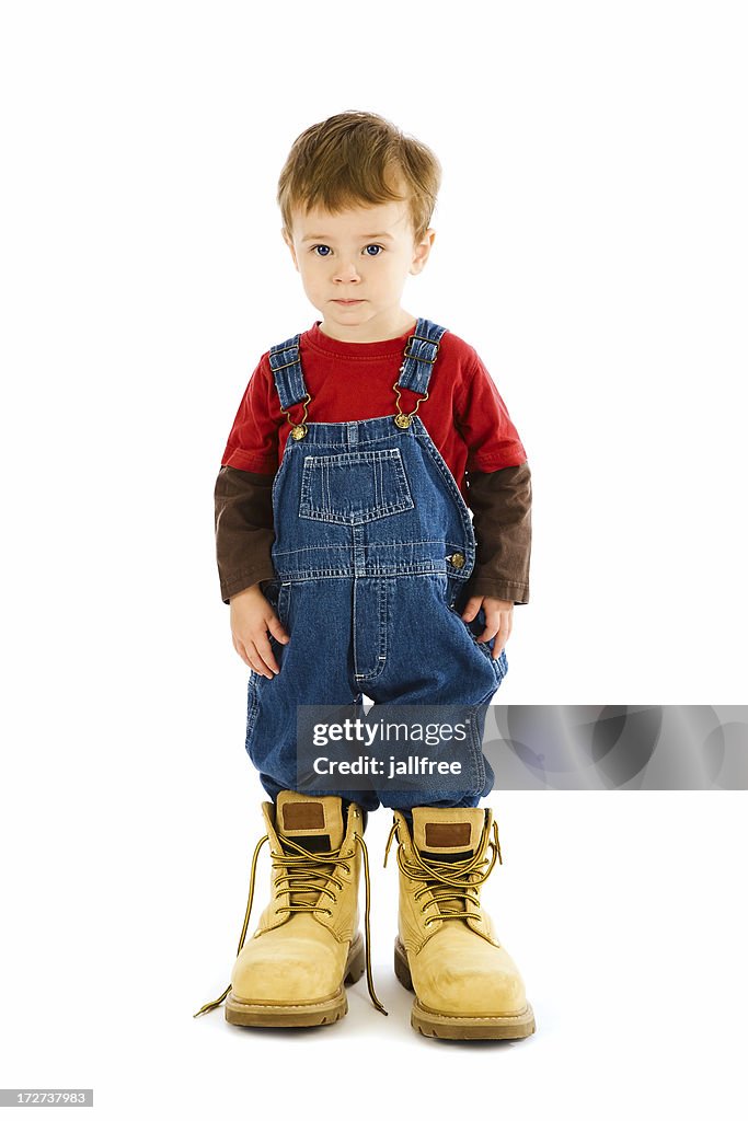 Niño en una cómoda funda sobre fondo blanco