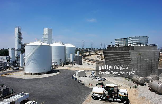 a chemical refinery plant with blue skies - hydrogen stockfoto's en -beelden