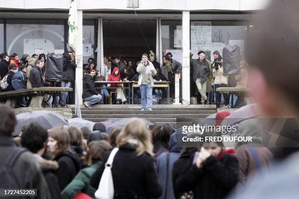 Un étudiant prend la parole lors d'une Assemblée générale, le 08 mars 2006 à l'université de Rennes 2-Villejean. En grève depuis le 7 février, les...