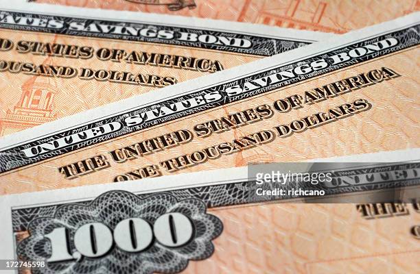 $1000 denomination us savings bonds - ministerie van financiën stockfoto's en -beelden