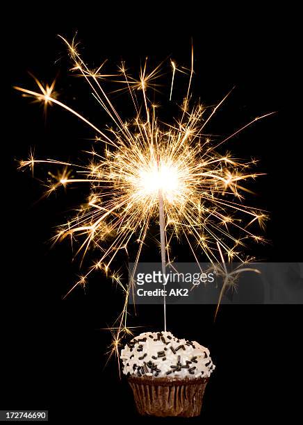 cupcake mit wunderkerze auf schwarz - sparkler firework stock-fotos und bilder