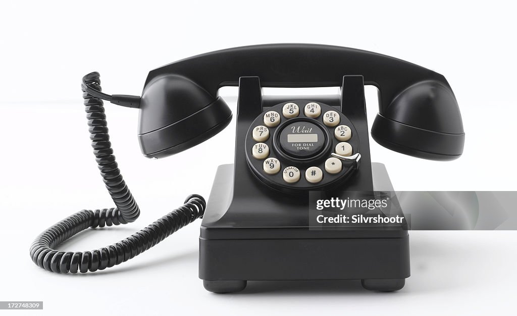 Telefone preto sobre fundo branco