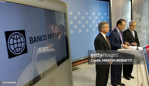 Chilean Finance Minister Felipe Larrain, the president of the World Bank, Jim Yong Kim, and Chile's President Sebastian Pinera offer a press...