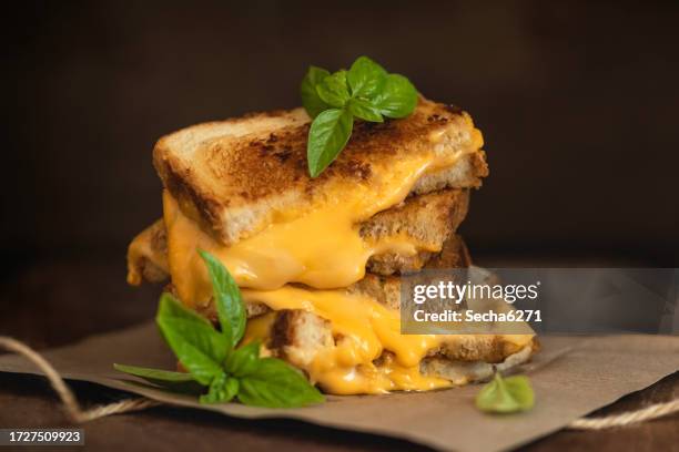 gegrilltes käsesandwich auf einem hölzernen rustikalen hintergrund - melt cheese toast stock-fotos und bilder