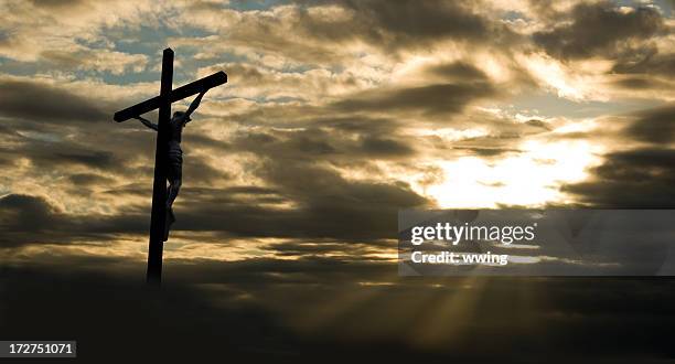 karfreitag in der dämmerung - kreuzigung christi stock-fotos und bilder