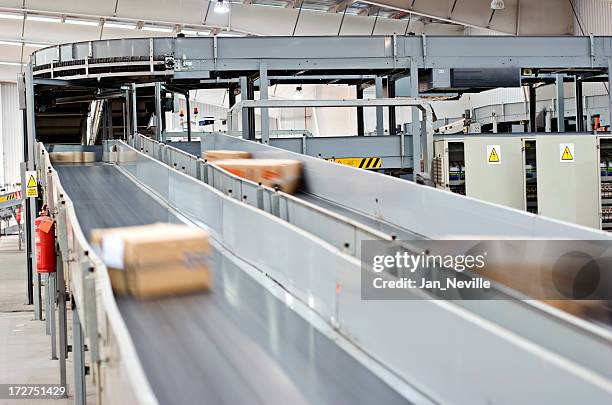 conveyor belt - boxes conveyor belt stockfoto's en -beelden