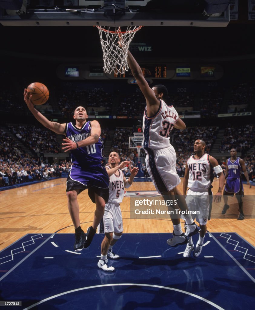 Mike Bibby goes up for the shot