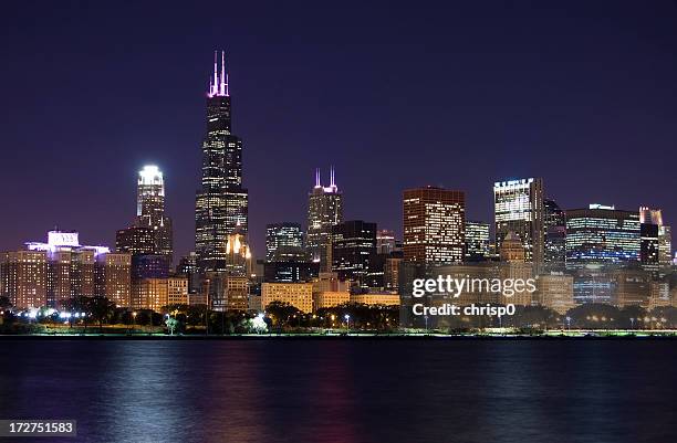 du loop de chicago skyline - willis tower at night skyline photos et images de collection