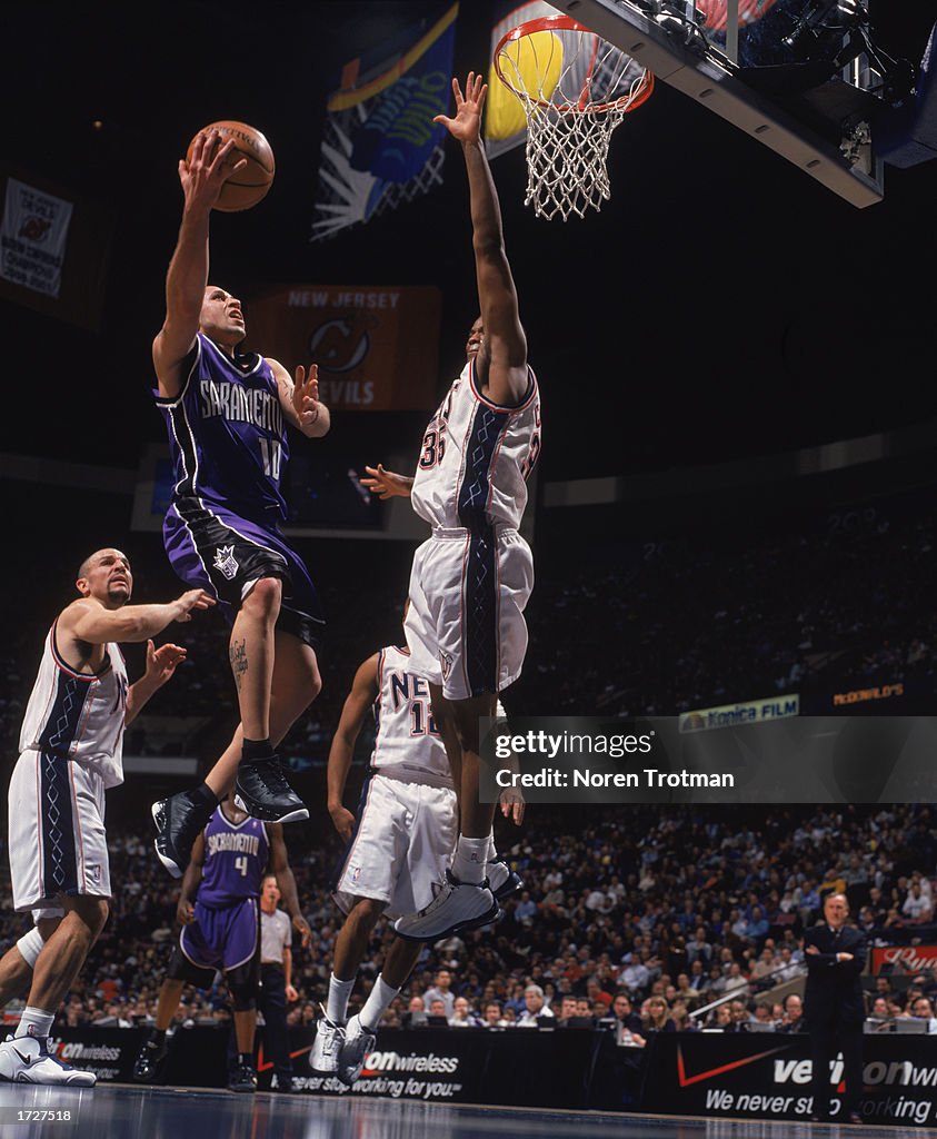 Mike Bibby goes up for the shot