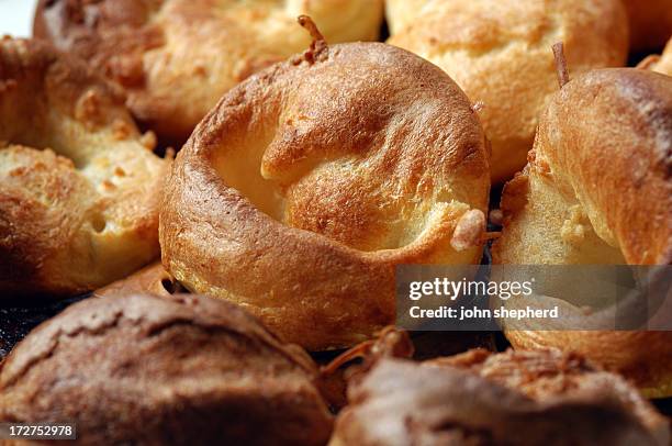 freshly baked yorkshire puddings - yorkshirepudding bildbanksfoton och bilder