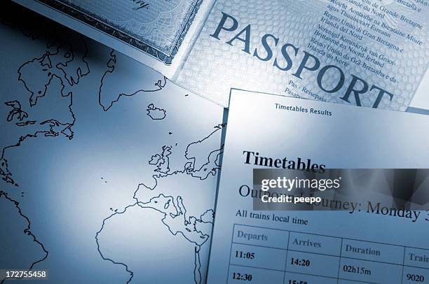 passeport, carte et calendrier pour les voyages - écriture européenne photos et images de collection