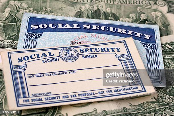 social security cards - social security kaart stockfoto's en -beelden