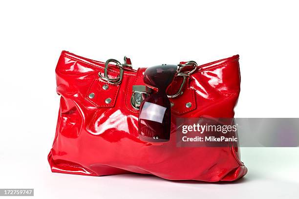 sac à main en cuir verni et des lunettes de soleil - sac-à-main-rouge photos et images de collection