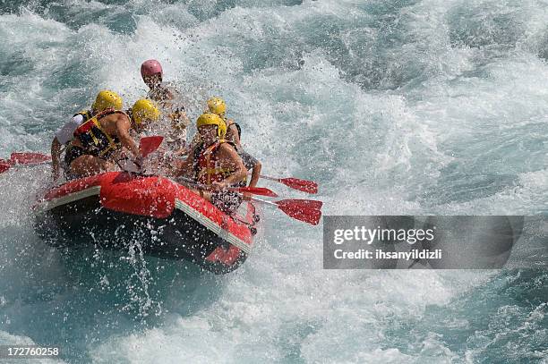 in zattera acqua bianca - rafting sulle rapide foto e immagini stock