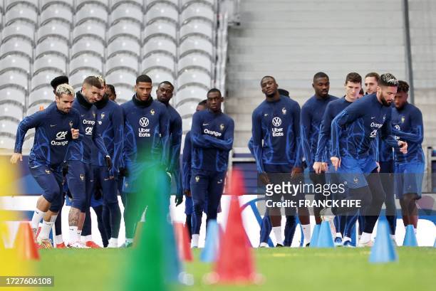 France's forward Antoine Griezmann and France's forward Olivier Giroud take part in a training session at Pierre-Mauroy stadium in Villeneuve-d'Ascq,...
