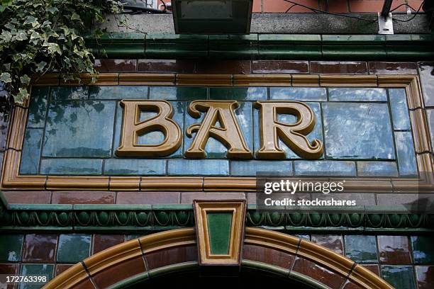 pub fascia lettering - 英式酒吧 個照片及圖片檔