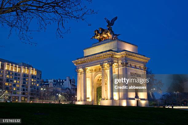 wellington arch - hyde park londen stockfoto's en -beelden