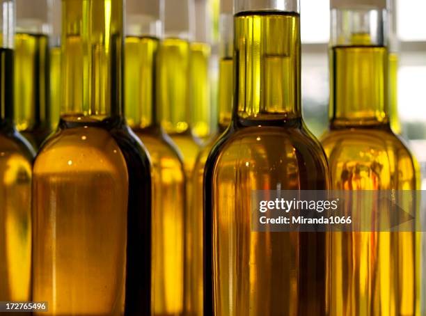 golden liquid - vinegar stockfoto's en -beelden