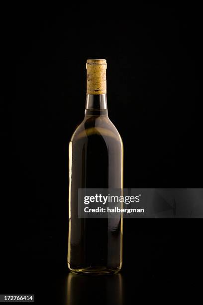 bottle of wine - chardonnay grape 個照片及圖片檔