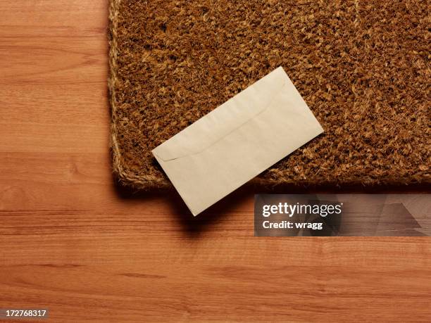 carta en el felpudo - alfombrilla fotografías e imágenes de stock