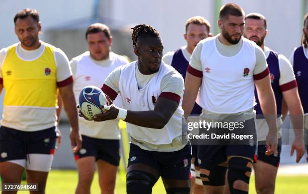 Maro Itoje runs with the ball during the England training session at Stade Georges Carcassonne on October 10, 2023 in Aix-en-Provence, France.