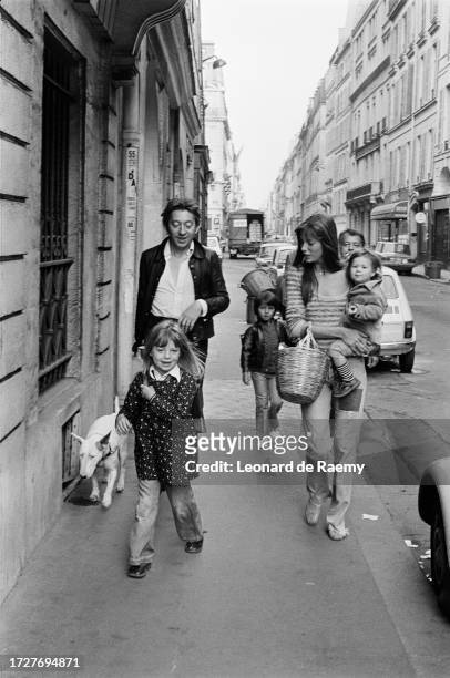 Le chanteur et compositeur français Serge Gainsbourg avec l'actrice et chanteuse britannique Jane Birkin accompagnés de leurs enfants, Kate Barry et...