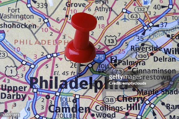 philadelphia, pennsylvania, auf einer karte anzeigen - philadelphia pennsylvania map stock-fotos und bilder