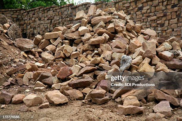 construcción de pared - escombros fotografías e imágenes de stock