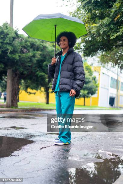 nurse is walking through the streets after his work day - mid volwassen vrouw stockfoto's en -beelden