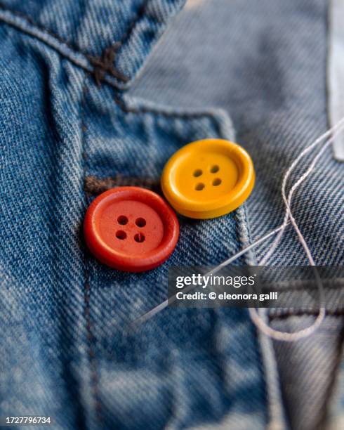 sew a button - personalizzazione foto e immagini stock