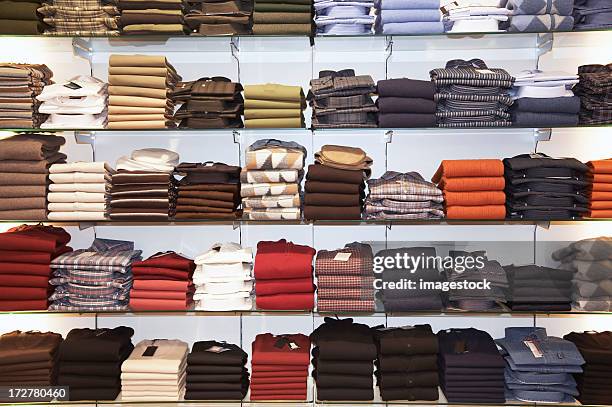 negozio di abbigliamento - espositore per negozio foto e immagini stock