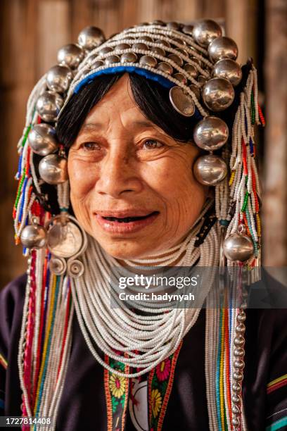 retrato de una mujer de la tribu akha, en el norte de tailandia - provincia de mae hong son fotografías e imágenes de stock