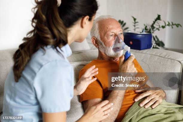 visitando a personas de la tercera edad - enfermedad-pulmonar-obstructiva-crónica fotografías e imágenes de stock