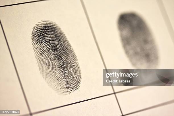 huella dactilar. - ciencia forense fotografías e imágenes de stock