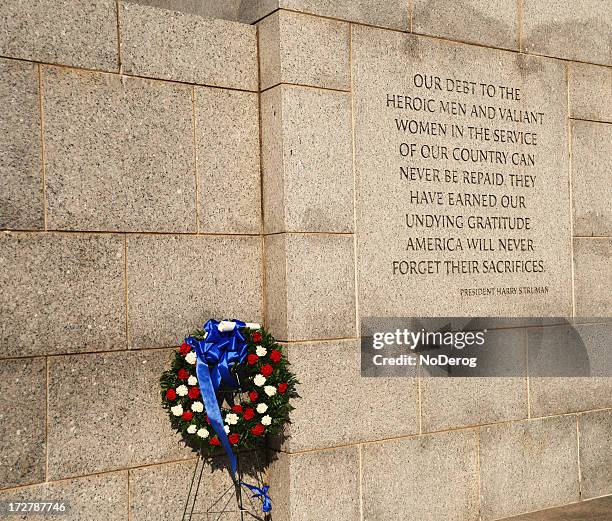 corona del monumento de la ii guerra mundial en washington dc - conmemorativo de guerra fotografías e imágenes de stock