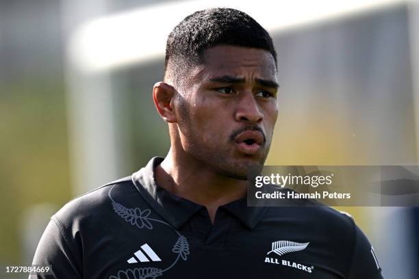 Tupou Vaa'i of the All Blacks runs through drills during a New Zealand All Blacks training session at INSEP training grounds on October 10, 2023 in...