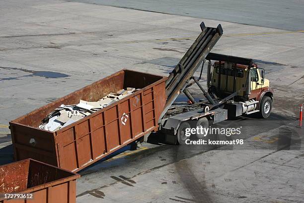 industrial abbau von abfallstoffen - müllcontainer stock-fotos und bilder