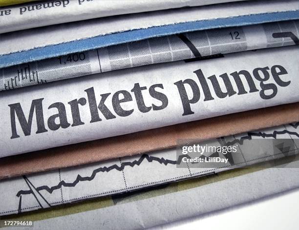 newspapers stacked with markets plunge headline - stock market crash stock pictures, royalty-free photos & images